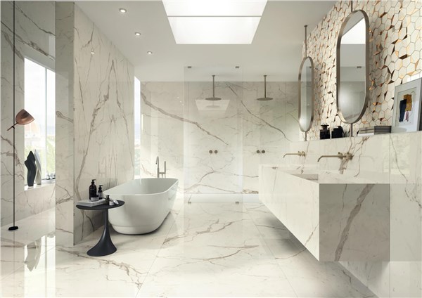 Pavimento e rivestimento effetto marmo in bagno, consigli