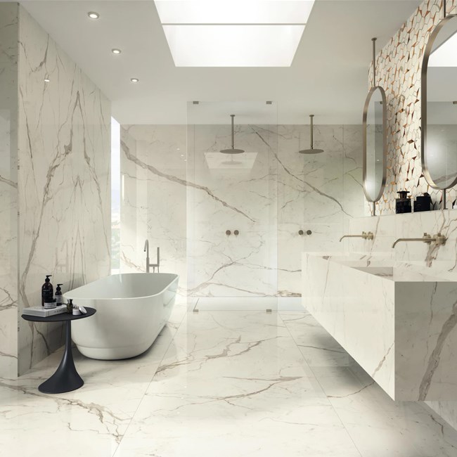 Pavimento e rivestimento effetto marmo in bagno, consigli