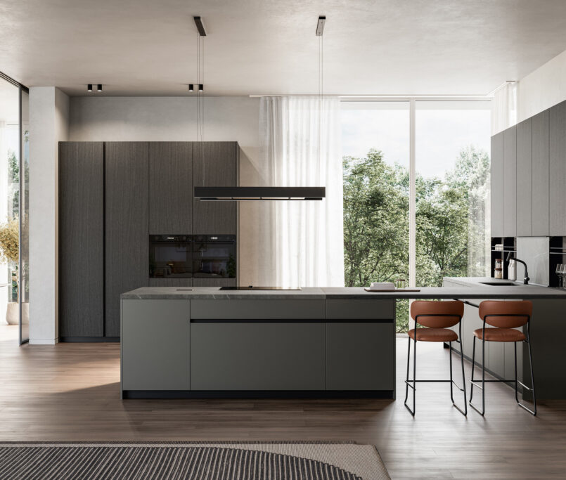 Cucina moderna Arredo 3 con isola, mobili grigi, sgabelli marroni, elettrodomestici e pavimento in legno.