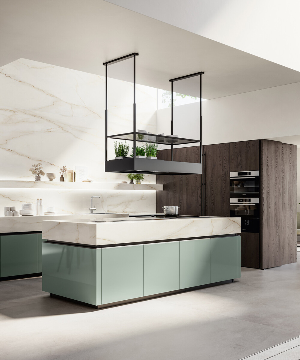 Cucina moderna Arredo 3 con isola verde chiaro, piano in marmo bianco, mensola sospesa e forno da incasso.