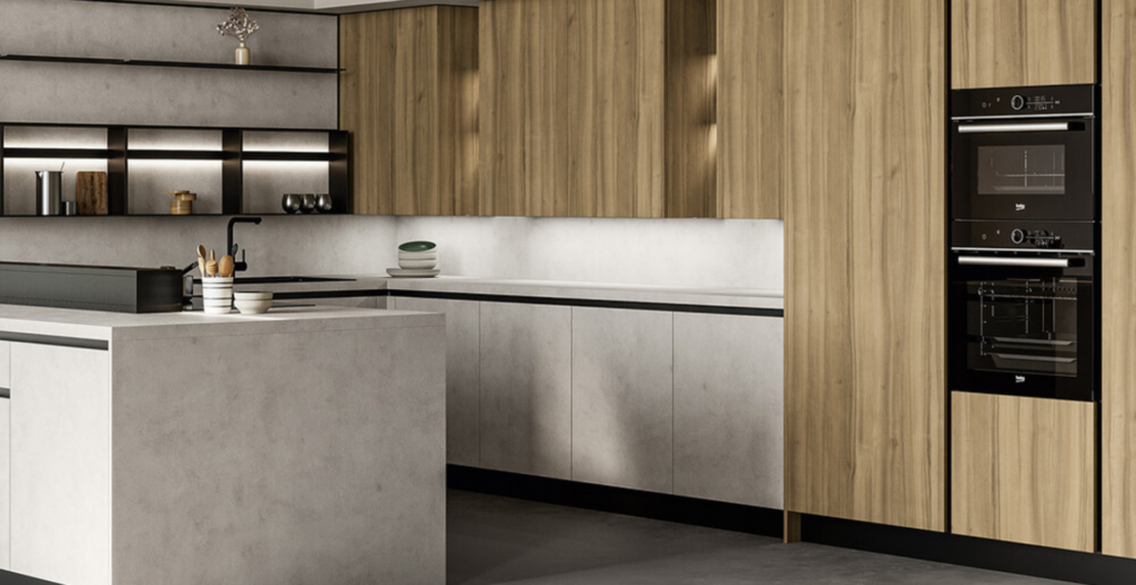 Cucina moderna con mobili in legno chiaro, elettrodomestici neri, piano di lavoro bianco e una grande isola centrale.