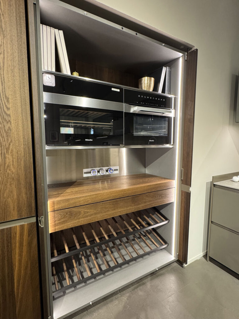 Cucina moderna Arredo 3 con ante a vista, elettrodomestici Miele, piano in legno e cantinetta integrata.