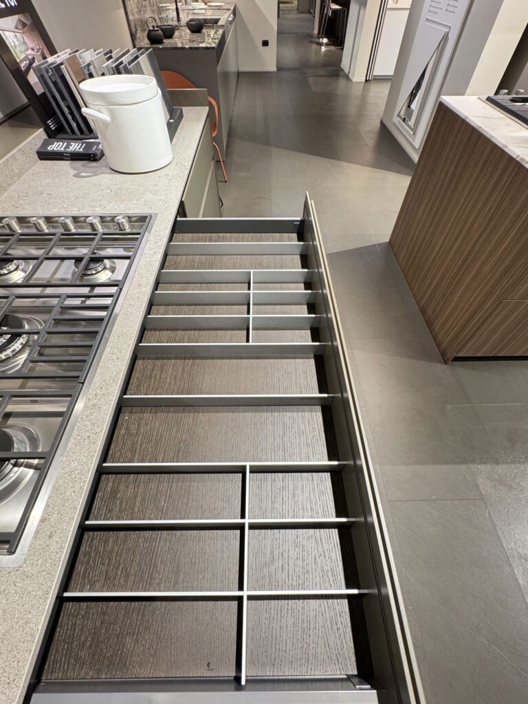 Cucina moderna Icon con piano cottura a gas, cassetto organizer a vista e mobili Arredo 3 in stile contemporaneo.