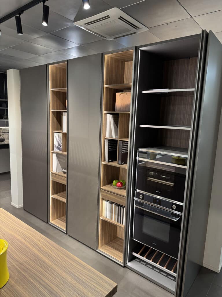 Colonne attrezzate in legno e grigio con forno incassato in una cucina Ernestomeda Sign