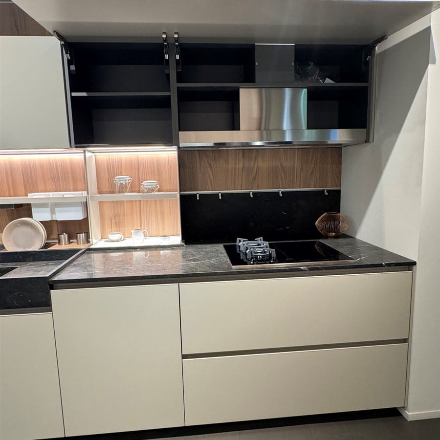 Cucina Ernestomeda Soul con ante chiare, pensili a ribalta aperti e cappa in acciaio