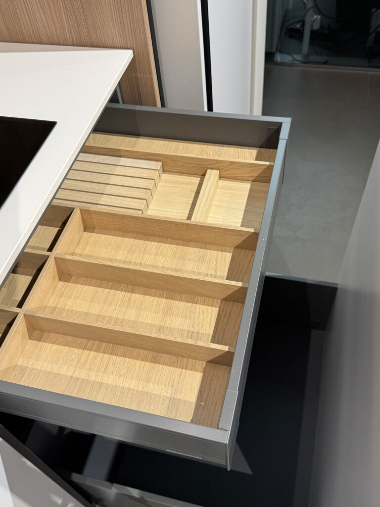 Cassetto da cucina Ernestomeda con organizer in legno a scomparti, con piano inferiore bianco.