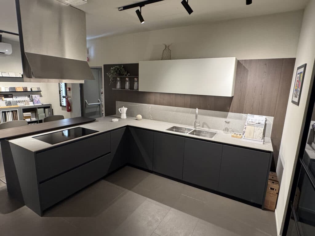 Cucina Ernestomeda One 80 ad angolo con colonne in legno e pensile a scomparsa