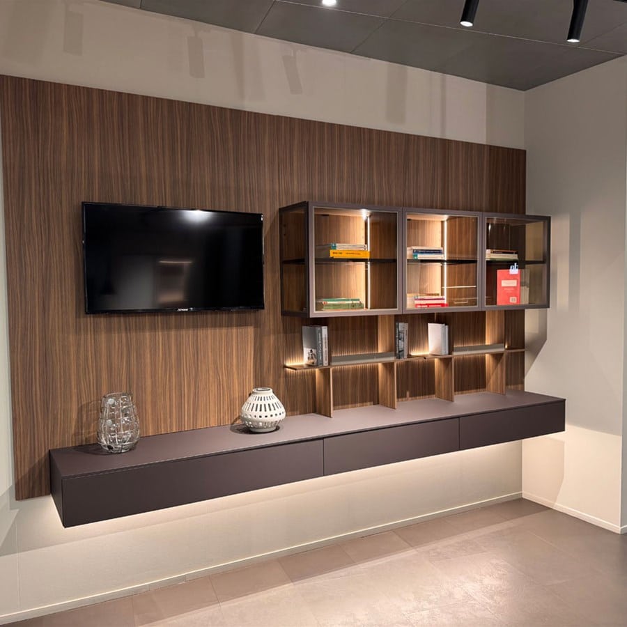 Parete attrezzata in legno con TV a muro, nicchie illuminate e base sospesa