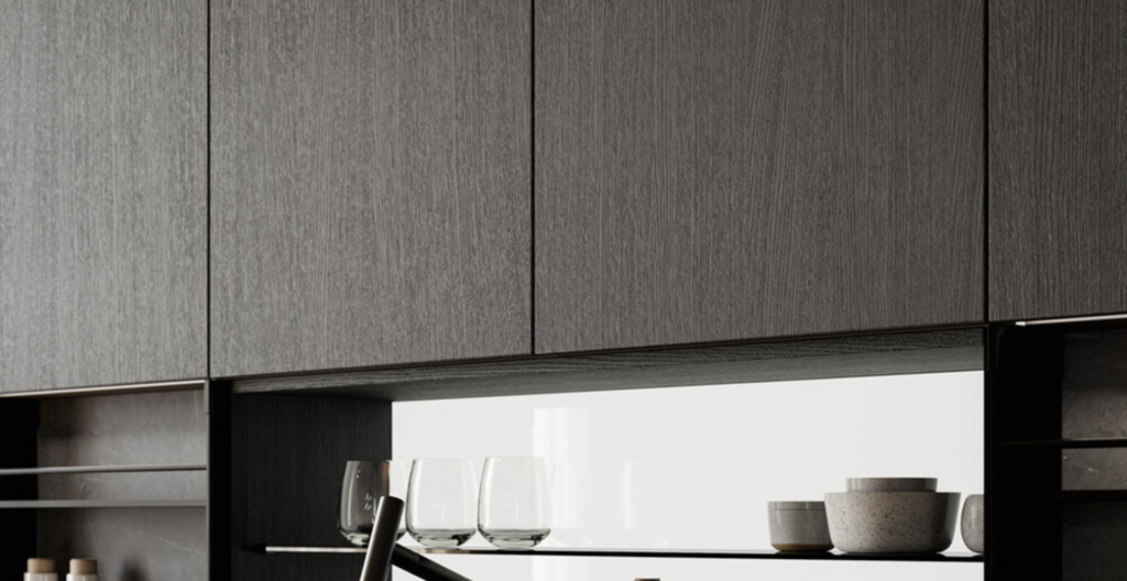 Cucina moderna con pensili in legno scuro, mensola con stoviglie dai colori neutri e paraschizzi bianco lucido.