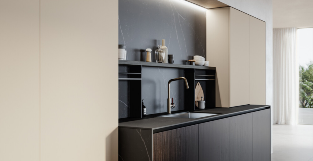 Cucina moderna con mobili beige e scuri, piano di lavoro nero, lavello integrato e un'ampia finestra che illumina l'ambiente.