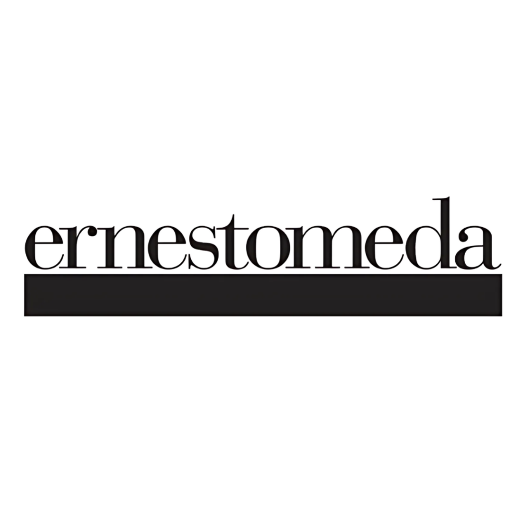 Logo Ernestomeda con scritta in minuscolo nero e una spessa barra orizzontale su sfondo bianco, in stile cucina moderna.