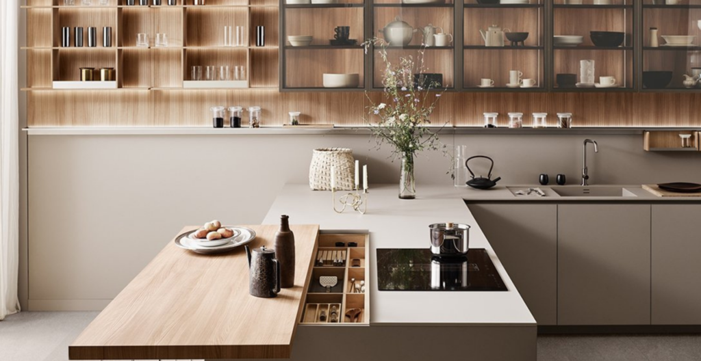Cucina moderna dai toni neutri, ripiani in legno a vista, elegante piano di lavoro e piano cottura integrato.