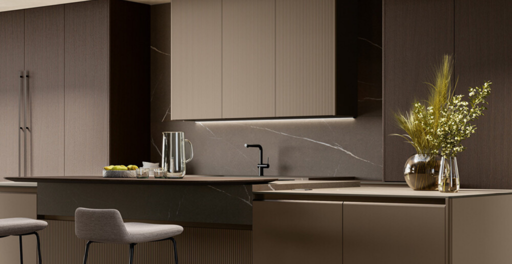 Cucina moderna con mobili color marrone scuro, isola con sgabello imbottito e rubinetto nero, eleganti dettagli luminosi.