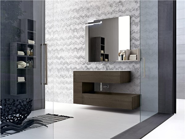 Bagno con mobile sospeso scuro, parete a rilievo e specchio illuminato