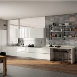 Cucina bianca lineare con tavolo in legno e scaffalatura metallica