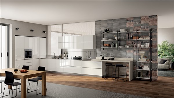 Cucina bianca lineare con tavolo in legno e scaffalatura metallica