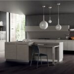 Cucina con isola, pensili sospesi, sospensioni a sfera e pavimento scuro