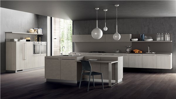 Cucina con isola, pensili sospesi, sospensioni a sfera e pavimento scuro