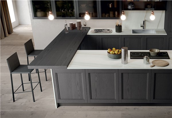 Cucina con isola scura, ante a telaio e tavolo integrato