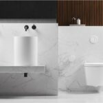 Bagno accessibile con due lavabi su mensola, maniglioni e wc