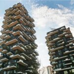 Le due torri del Bosco Verticale con balconi alberati contro il cielo