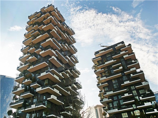 Le due torri del Bosco Verticale con balconi alberati contro il cielo
