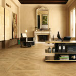 Sala classica con pavimento in legno a disegno geometrico e camino