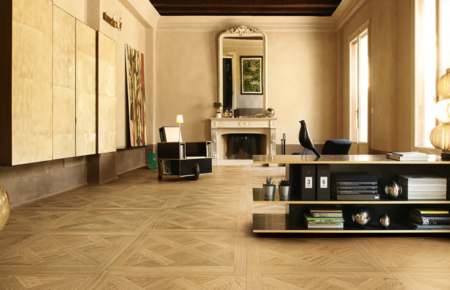 Sala classica con pavimento in legno a disegno geometrico e camino