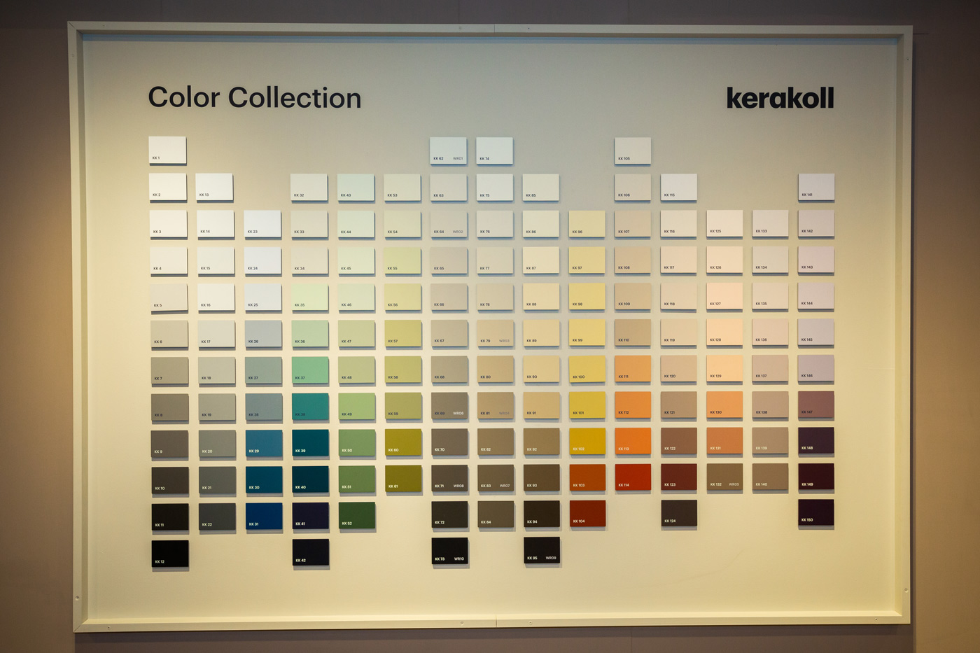 Espositore Kerakoll Color Collection con la mazzetta completa dei colori a parete