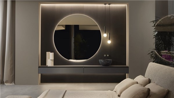 Bagno con grande specchio circolare retroilluminato e lavabo su mensola