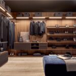 Cabina armadio in legno con illuminazione integrata, scrittoio e seduta