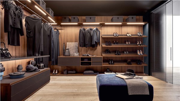 Cabina armadio in legno con illuminazione integrata, scrittoio e seduta