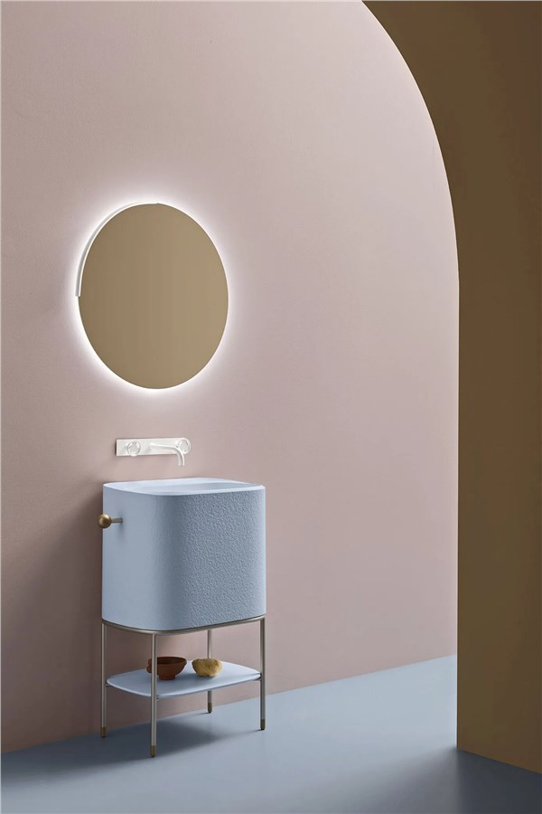 Mobile bagno azzurro su struttura metallica con specchio tondo e parete rosa