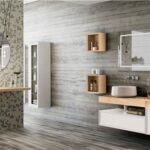 Bagno contemporaneo con mobile bianco, lavabo d'appoggio, mensole e specchio