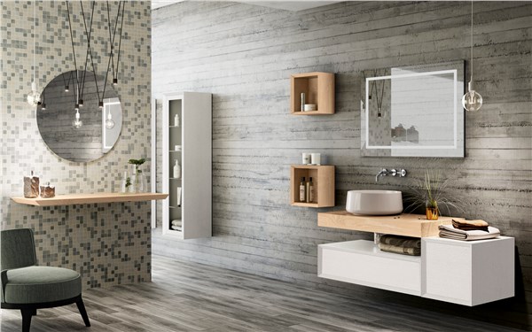 Bagno contemporaneo con mobile bianco, lavabo d'appoggio, mensole e specchio