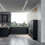 Open space con cucina nera a tutta parete, isola e zona living