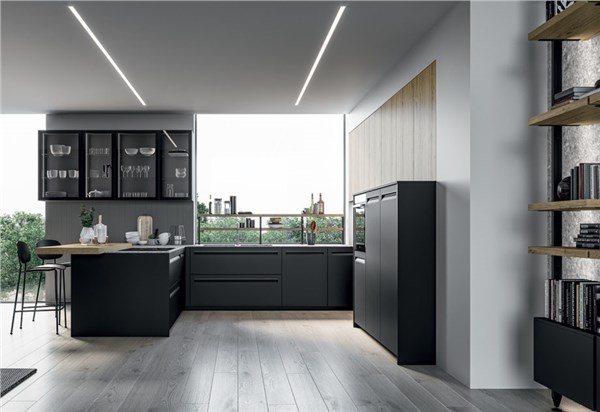 Open space con cucina nera a tutta parete, isola e zona living