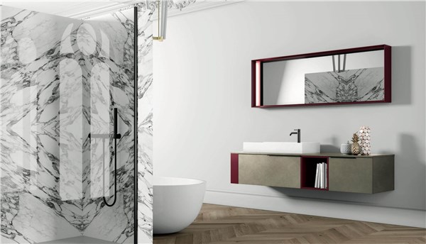 Bagno con parete effetto marmo, doccia e mobile sospeso con specchio