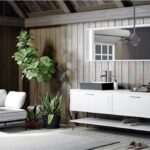 Mobile bagno a terra bianco con specchio illuminato in un ambiente a doghe