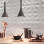 Parete rivestita con pannelli tridimensionali bianchi a motivo floreale