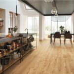 Cucina con mensole a giorno e pavimento in gres effetto legno chiaro
