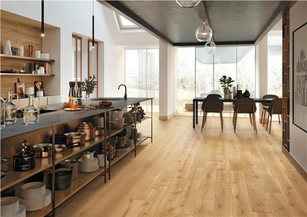 Cucina con mensole a giorno e pavimento in gres effetto legno chiaro