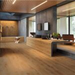 Ambiente con pavimento in gres effetto legno chiaro, soffitto a doghe e vetrate