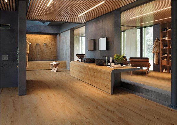 Ambiente con pavimento in gres effetto legno chiaro, soffitto a doghe e vetrate
