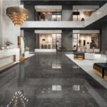 Ambiente scenografico con pavimento in gres effetto onice lucido e scalinata