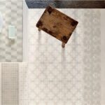 Rivestimento a piastrelle decorate bianche con lavabo tondo e tagliere in legno