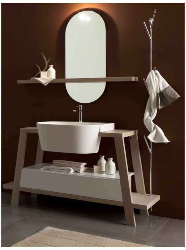 Bagno piccolo con specchio ovale illuminato, lavabo su consolle e parete scura