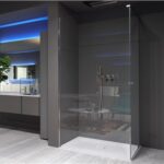 Bagno con lavabo sospeso, illuminazione a LED e parete scura