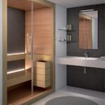 Sauna in legno con parete vetrata integrata in una stanza da bagno