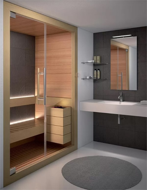 Sauna in legno con parete vetrata integrata in una stanza da bagno